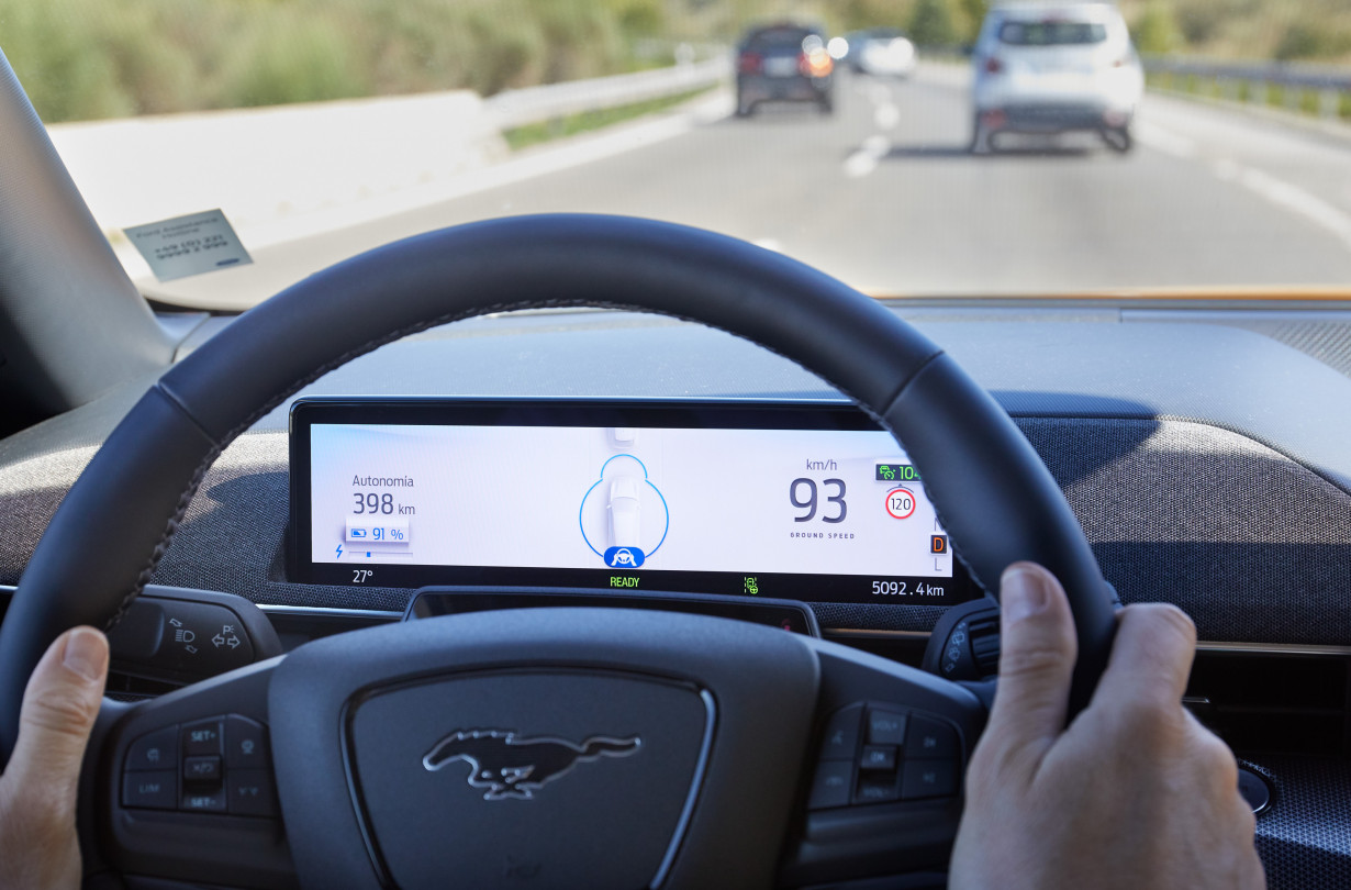 To Ford BlueCruise είναι διαθέσιμο στις νέες Mustang Mach-E που αγοράστηκαν σε χώρες με καθορισμένες «Μπλε Ζώνες», μεταξύ αυτών και η Ελλάδα Ford Blue Cruise