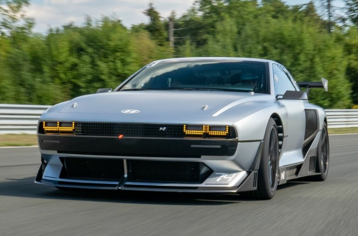 To Hyundai N Vision 74 θα μπει στην παραγωγή μέχρι το 2030, ως ένα από τα 21 μοντέλα που θα έχει παρουσιάσει η εταιρεία μέχρι τότε Hyundai N Vision 74