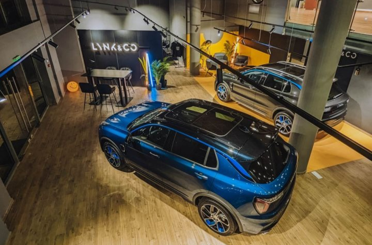 Η Lynk & Co, θέλοντας να παρέχει υπηρεσίες υψηλού επιπέδου στους πελάτες της, ανακοίνωσε τη συνεργασία με δύο κέντρα συντήρησης και επισκευής στην Αθήνα Lynk & Co