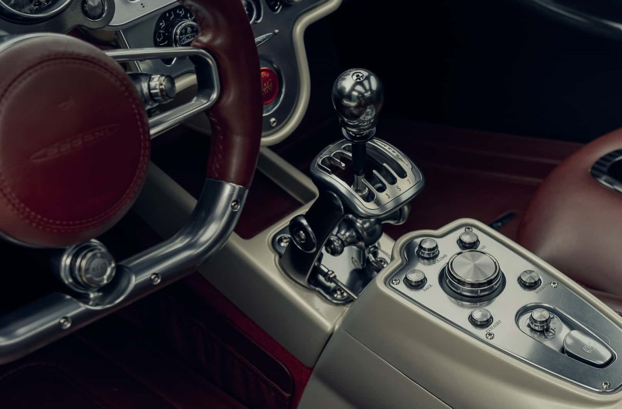 Ενώ τα αυτόματα κερδίζουν δημοτικότητα στα καθημερινά μοντέλα, τα χειροκίνητα παίρνουν το αίμα τους πίσω στα υπεραυτοκίνητα. Pagani Utopia