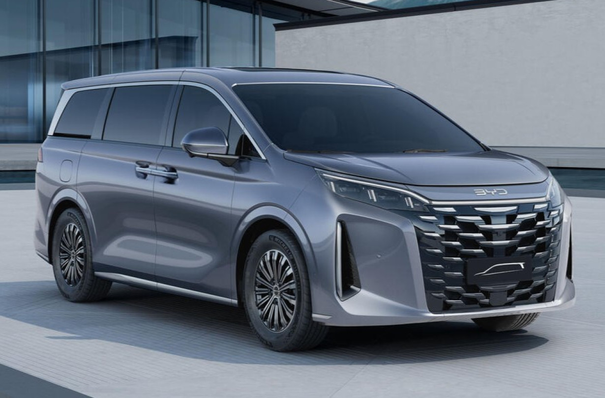 Άπλετοι χώροι, ηλεκτρική κίνηση στην πόλη, βενζίνη στα ταξίδια. BYD Xia