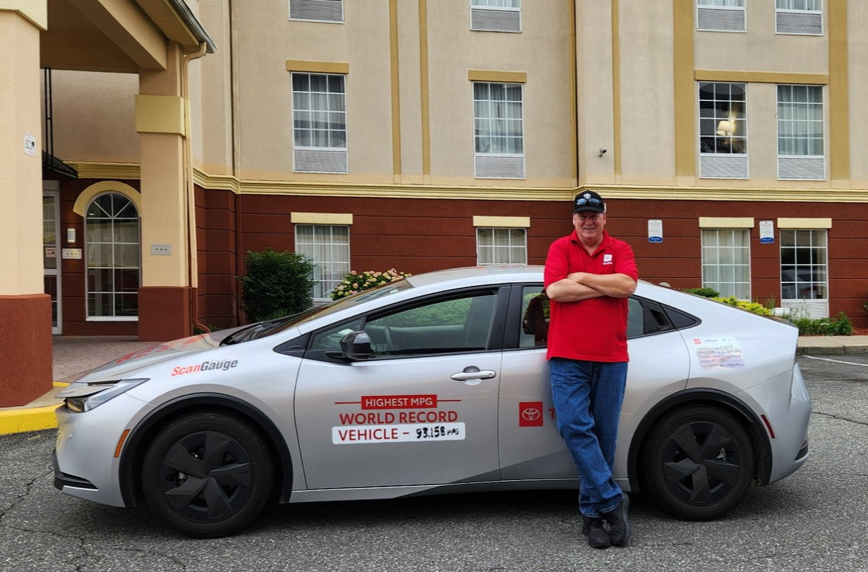 Υβριδικό συν Toyota ίσον ρεκόρ οικονομίας. Τώρα και με τη βούλα. Toyota Prius