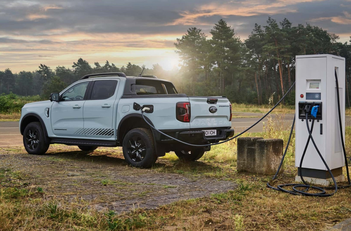 Η μπαταρία ρίχνει τους ρύπους και την κατανάλωση, αλλά τροφοδοτεί και τις συσκευές σου με ρεύμα. Ford Ranger