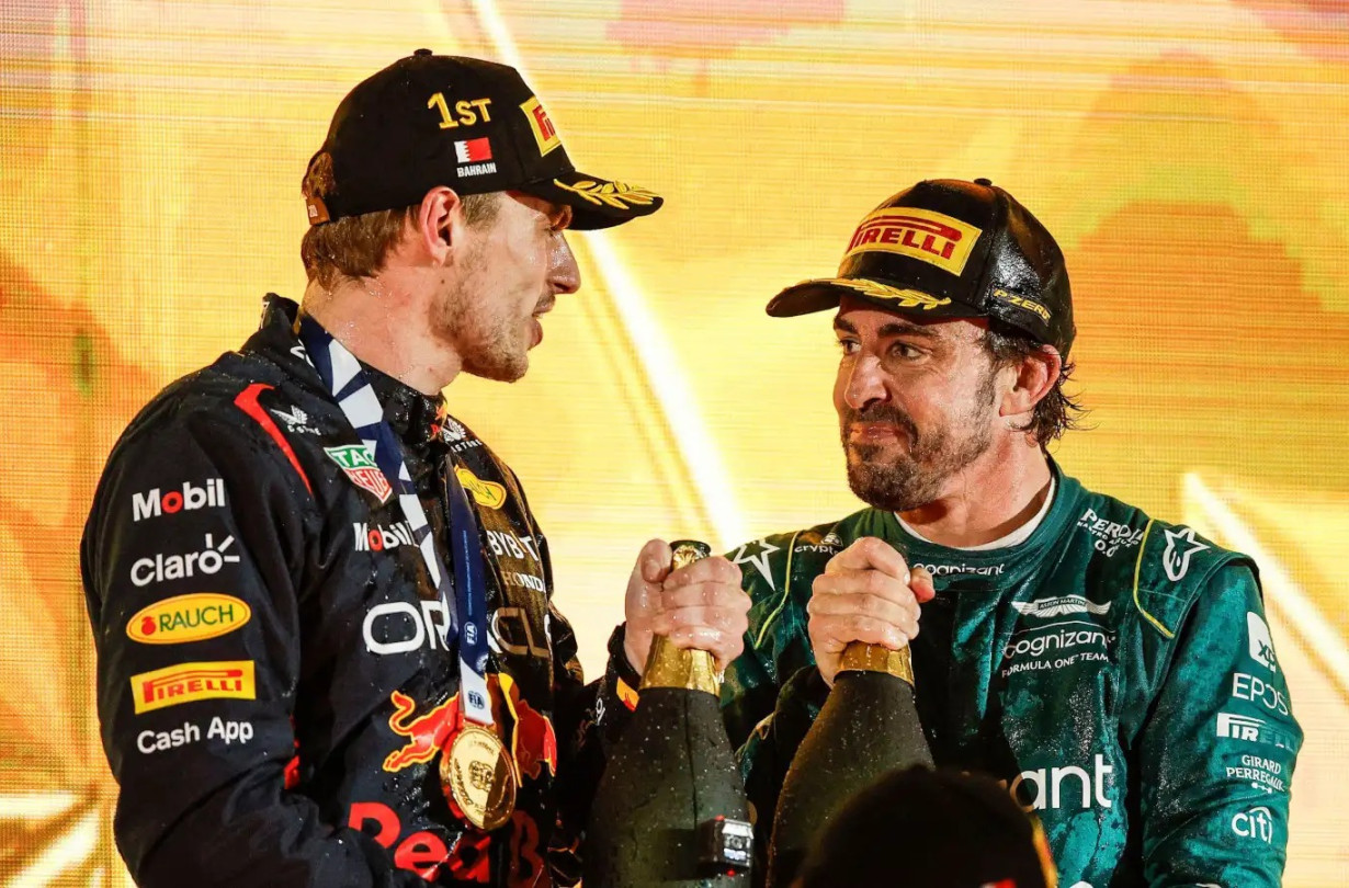 Δίδυμο Verstappen-Alonso να οδηγεί το μονοθέσιο του Adrian Newey ονειρεύονται από το 2026 στην Aston Martin Max Verstappen & Fernando Alonso Aston Martin