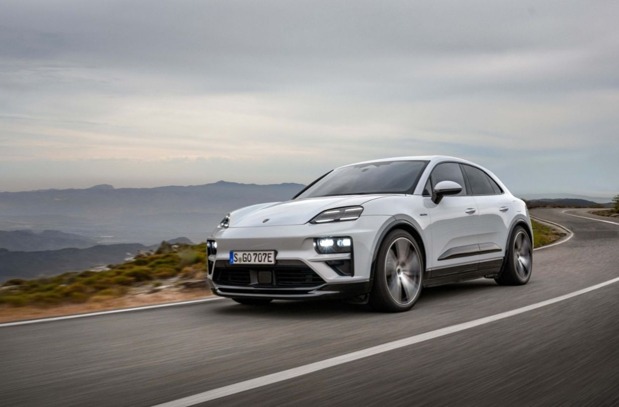 Η ηλεκτρική Porsche Macan είναι διαθέσιμη στην ελληνική αγορά σε τέσσερις εκδόσεις εξοπλισμού, με την εισαγωγική να ξεκινά από τις €86.300 Porsche Macan