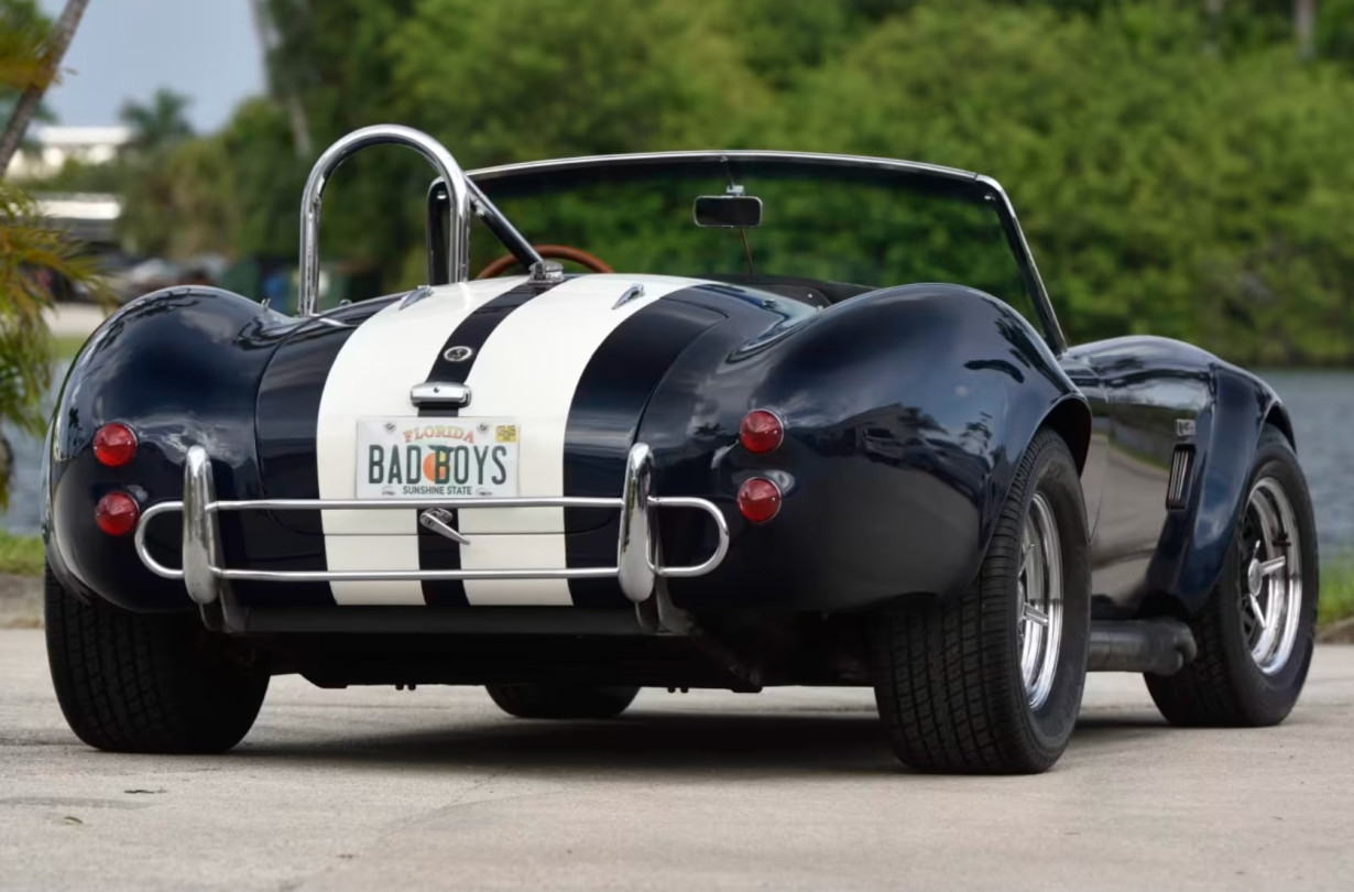 Εντάξει, ξέρουμε ότι θα προτιμούσες την 911 Turbo όπου επιβιβαζόταν ο Will Smith, αλλά για την ώρα θα πρέπει να αρκεστείς στην αγριωπή Cobra. Cobra