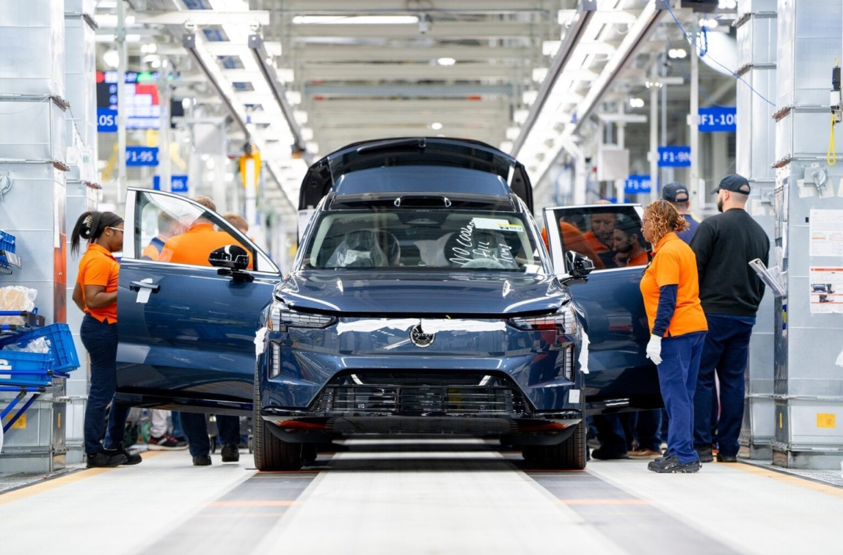 Την είδηση έκανε γνωστή τόσο ο CEO της Volvo, Jim Rowan όσο και ο εμπορικός διευθυντής Björn Annwall, σε συνάντηση που είχαν με αντιπροσώπους της εταιρείας Volvo EX90