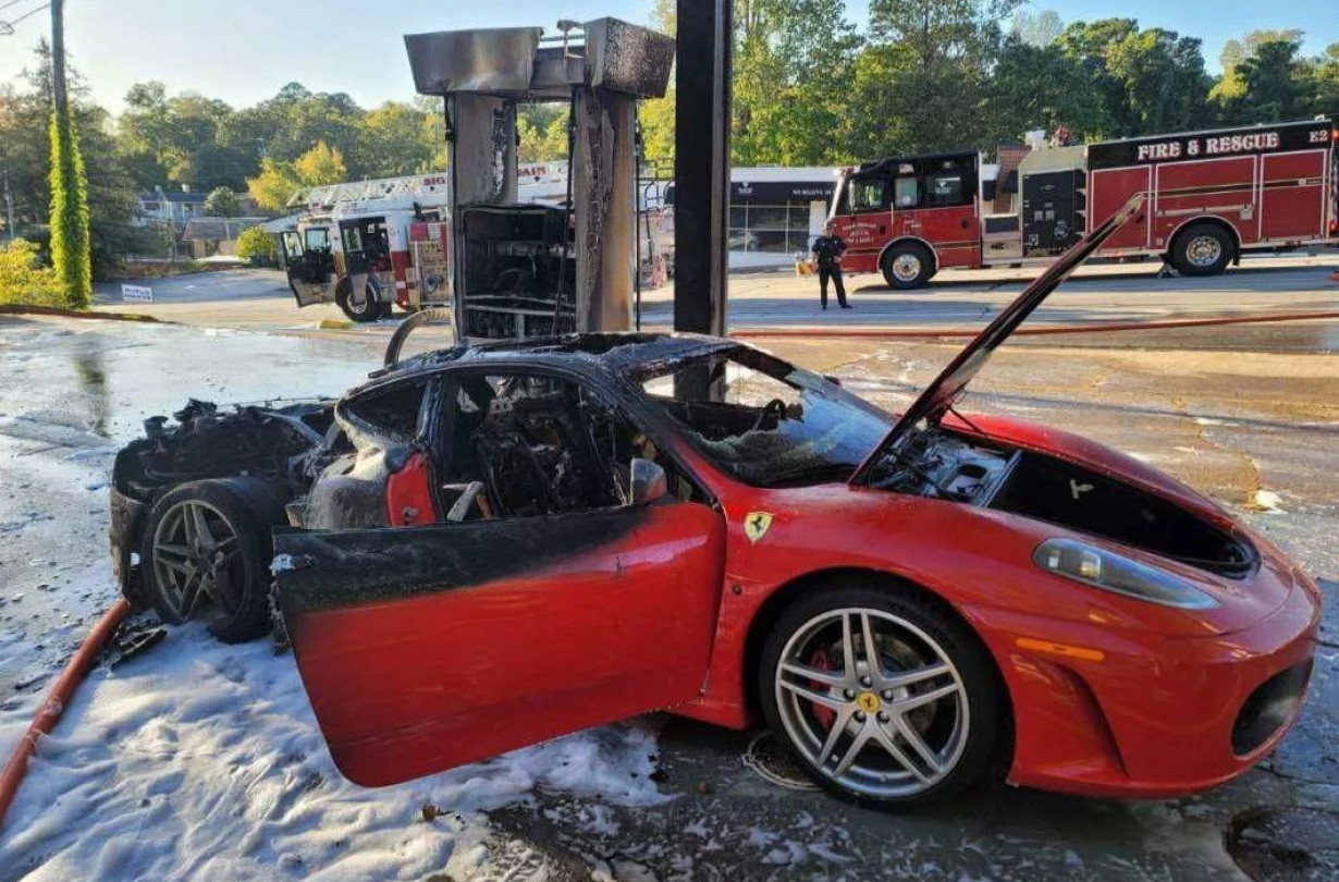 Είναι να σε πιάνει η καρδιά σου, βλέποντας το κεντρομήχανο σούπερκαρ να έχει γίνει αποκαΐδια. Ferrari F430