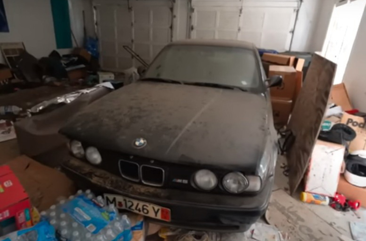 Nα θυμίσουμε ότι αυτή η BMW M5 E34 φορά ατμοσφαιρικό 6κύλινδρο κινητήρα σε σειρά, με χωρητικότητα 3,8 λίτρων και απόδοση 340 ίππων και 400 Nm. BMW M5 E34