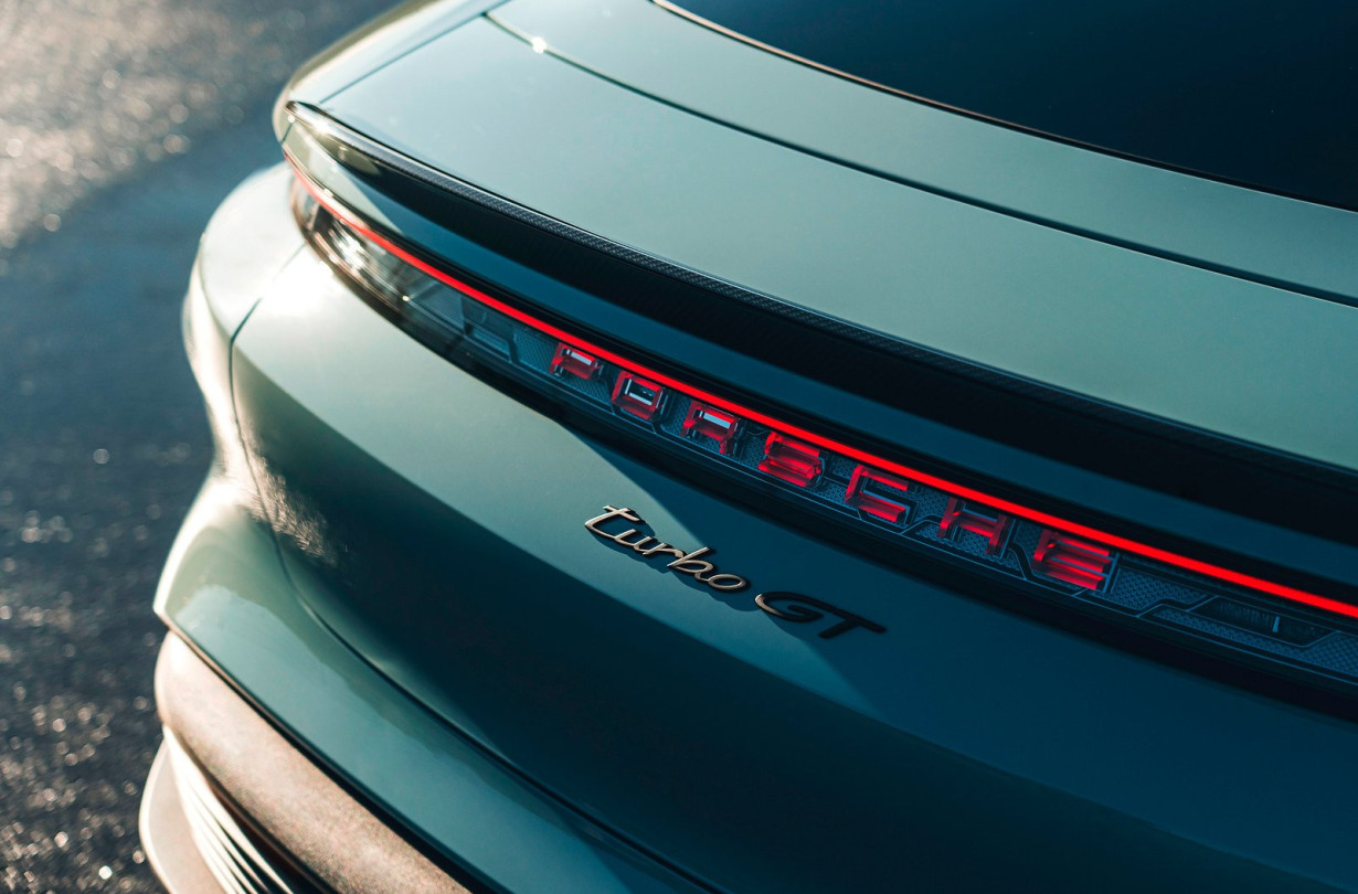Χτες διαβάσαμε για τη Mercedes-AMG One που έγινε το πρώτο μοντέλο παραγωγής που έπεσε κάτω από τα 6'30” στην Πράσινη Κόλαση. Τα ρεκόρ είναι για να σπάνε. Taycan Turbo GT