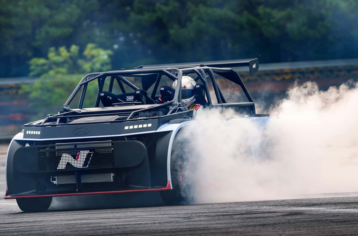 Η κορεατική φίρμα έχει βαλθεί να πείσει ακόμα και τους πιο σκεπτικιστές, ότι ένα ηλεκτρικό όπως το Hyundai RN24 μπορεί να βγάλει τόνους συναίσθημα. Hyundai RN24