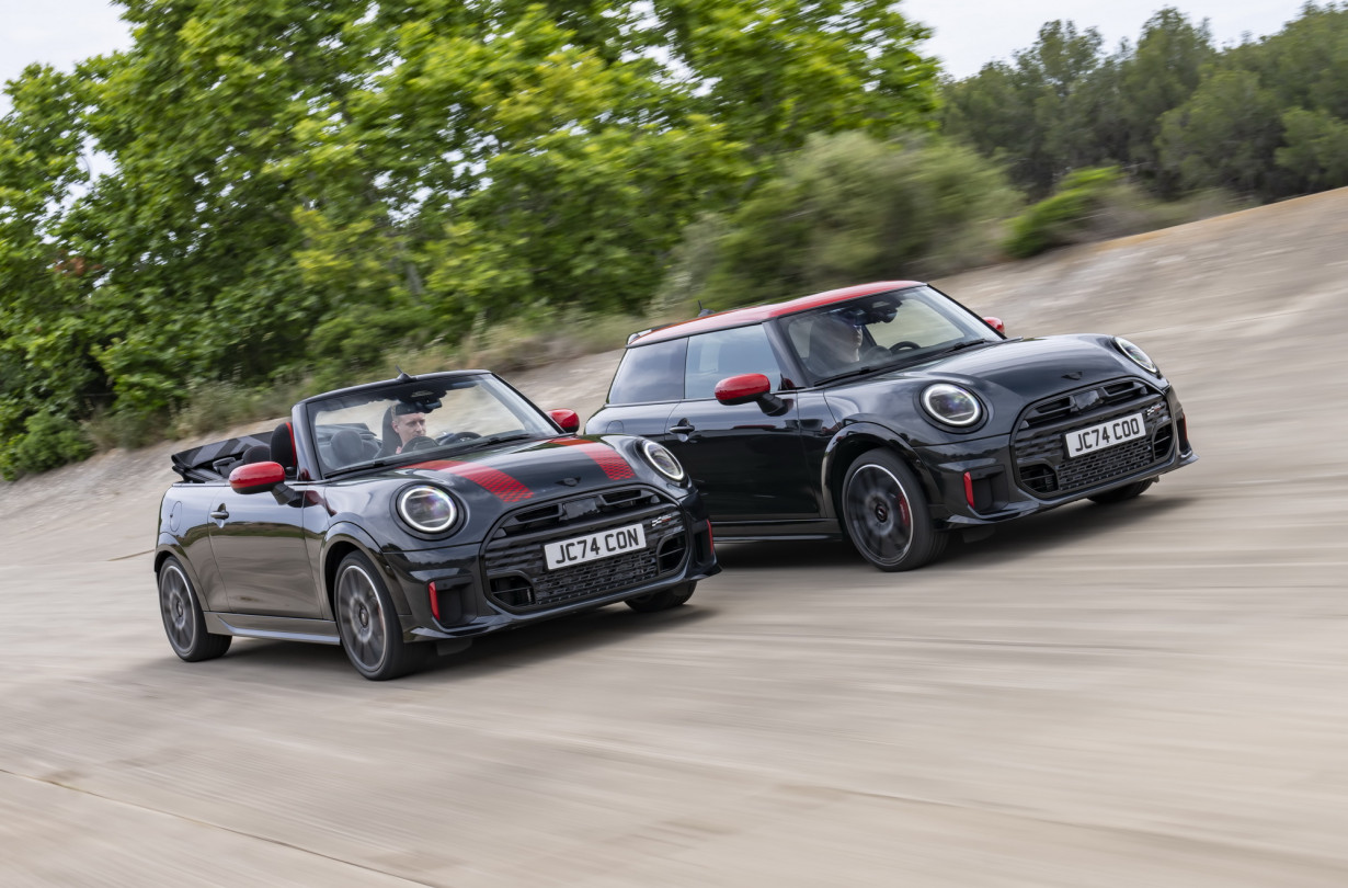 Tο νέο MINI JCW ξεκινά από €42.250 € για το 3θυρο χάτσμπακ και €49.990 το Cabrio. MINI JCW