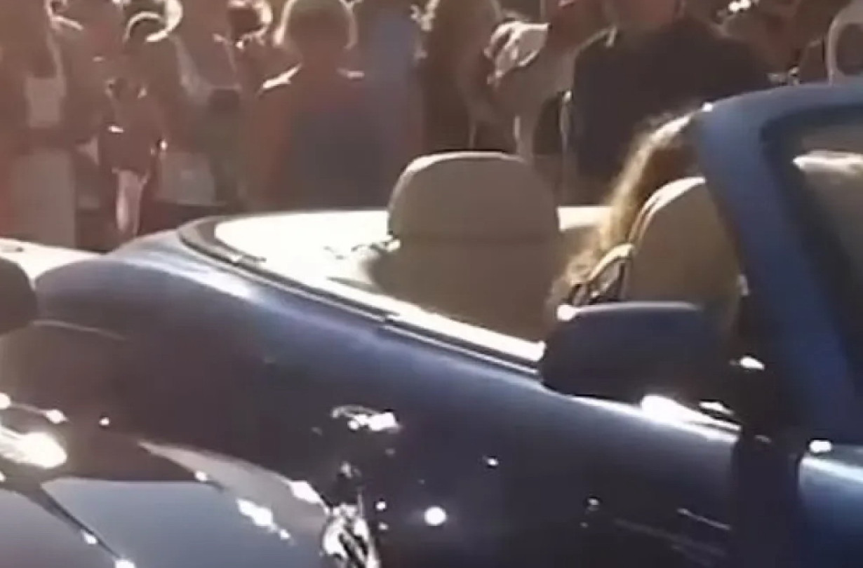 Σύμφωνα με την Daily Mail στο τροχαίο ενεπλάκησαν μια Bentley Azure η οδηγός της οποίας προκάλεσε το τροχαίο, μια Ferrari 599, μια Aston Martin Rapide, μια Rolls-Royce Ghost και μια Porsche 911. Τρακάρισμα με ζημιές 1+ εκατομμυρίου ευρώ στο Μονακό