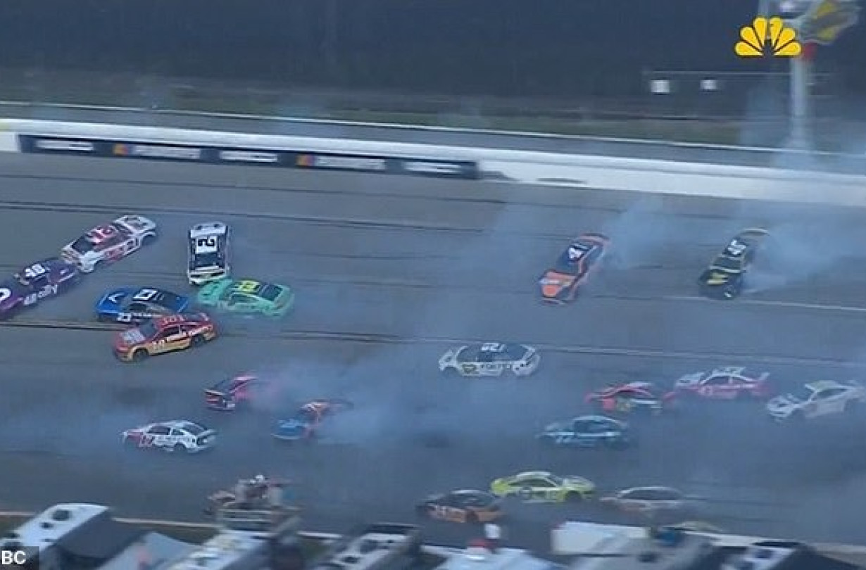 To μεγαλύτερο ατύχημα στην ιστορία του NASCAR συνέβη χθες στην πίστα Superspeedway της Talladega, με τους 28 οδηγούς να είναι καλά στην υγεία τους NASCAR Big Crash