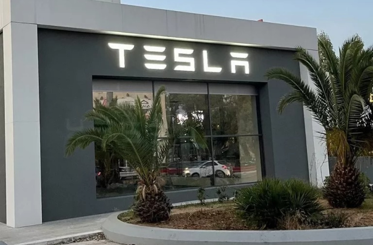 Τα συνολικά έσοδα της Tesla Ελλάδος για το 2024 ανήλθαν σε 87,4 εκατομμύρια ευρώ. Ποσό υπερδιπλάσιο από τα 35,5 εκατομμύρια του 2022 Tesla Athens Store