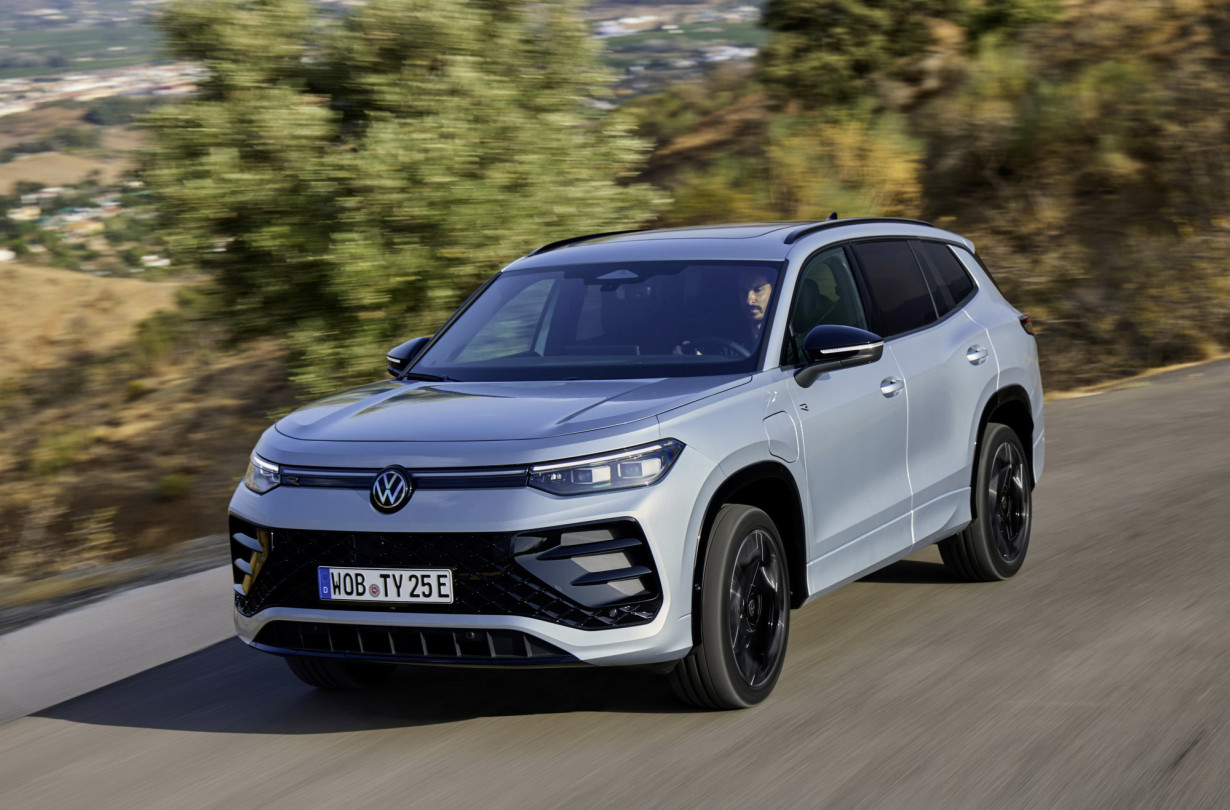 Το νέο Volkswagen Tayron έχει μήκος 4,77 μέτρα ή 23 εκατοστά περισσότερα από το Tiguan και γκάμα αποτελούμενη έξι μοτέρ Volkswagen Tayron