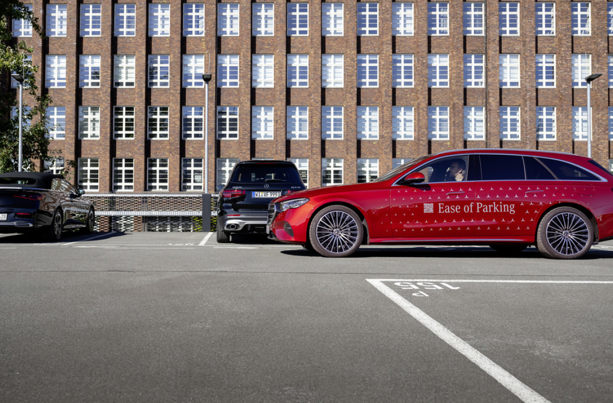 Η Mercedes-Benz εξοπλίζει το Active Parking Assist με PARKTRONIC με αισθητήρες που αναγνωρίζουν πεζούς, ποδηλάτες ή άλλα διερχόμενα οχήματα κατά την έξοδο από θέση στάθμευσης. Mercedes-Benz
