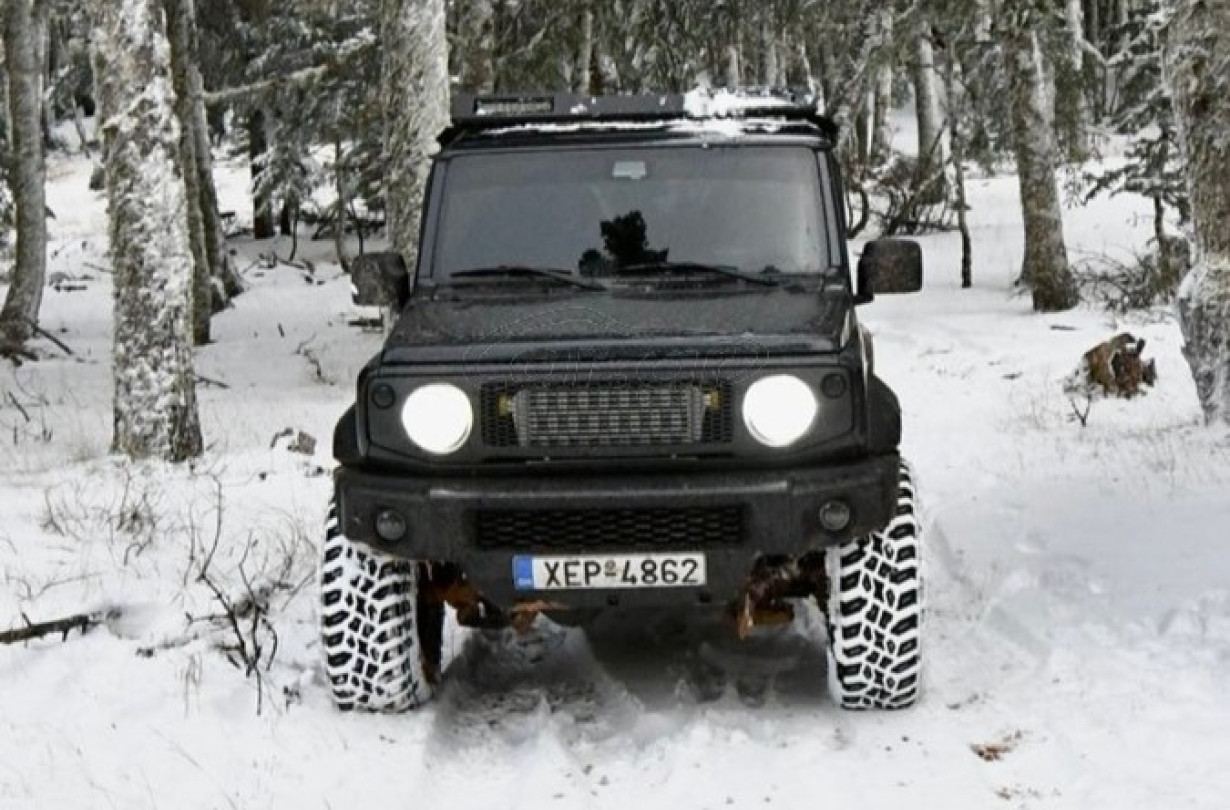 Ναι, το Jimny είναι φτιαγμένο για τα βουνά. Αλλά γιατί να αργείς να φτάσεις μέχρις εκεί; Suzuki Jimny