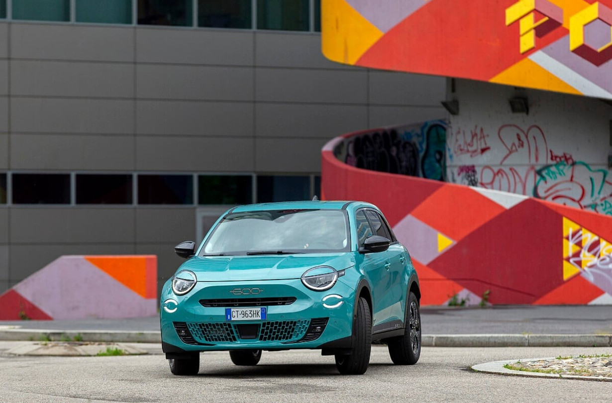 H νέα έκδοση του SUV της FIAT 600 Hybrid προστίθεται στις τρέχουσες επιλογές που περιλαμβάνουν την υβριδική των 100 PS και την αμιγώς ηλεκτρική των 156 PS FIAT 600 Hybrid