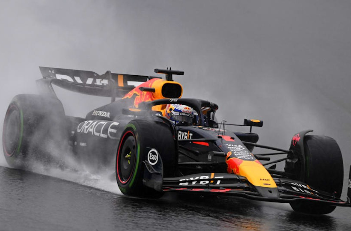 O Verstappen ήταν εκπληκτικός στη βροχερή Βραζιλία φτάνοντας σε μια απίστυευτη νίκη από τη 17η θέση. Αγκαλιάζοντας το 4ο πρωτάθλημα Brazilian GP Verstappen