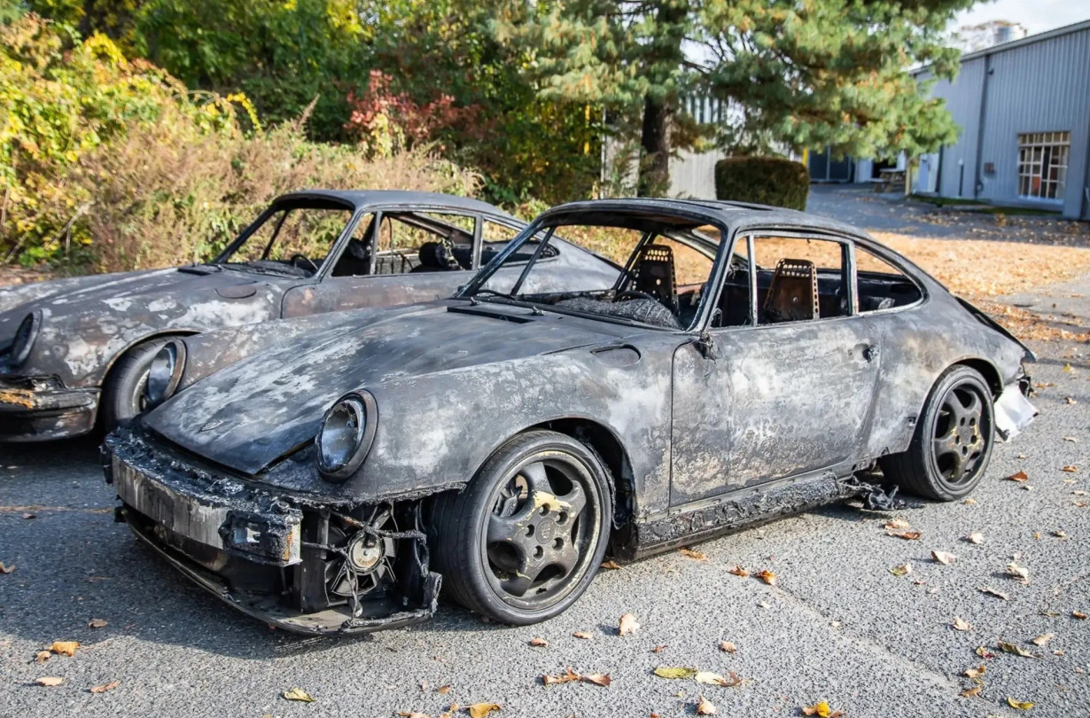 Η ζήτηση για τις αερόψυκτες Porsche είναι τόσο υψηλή, που ακόμα κι η καμένη Carrera, πωλείται σε σοβαρά χρήματα. Porsche 964