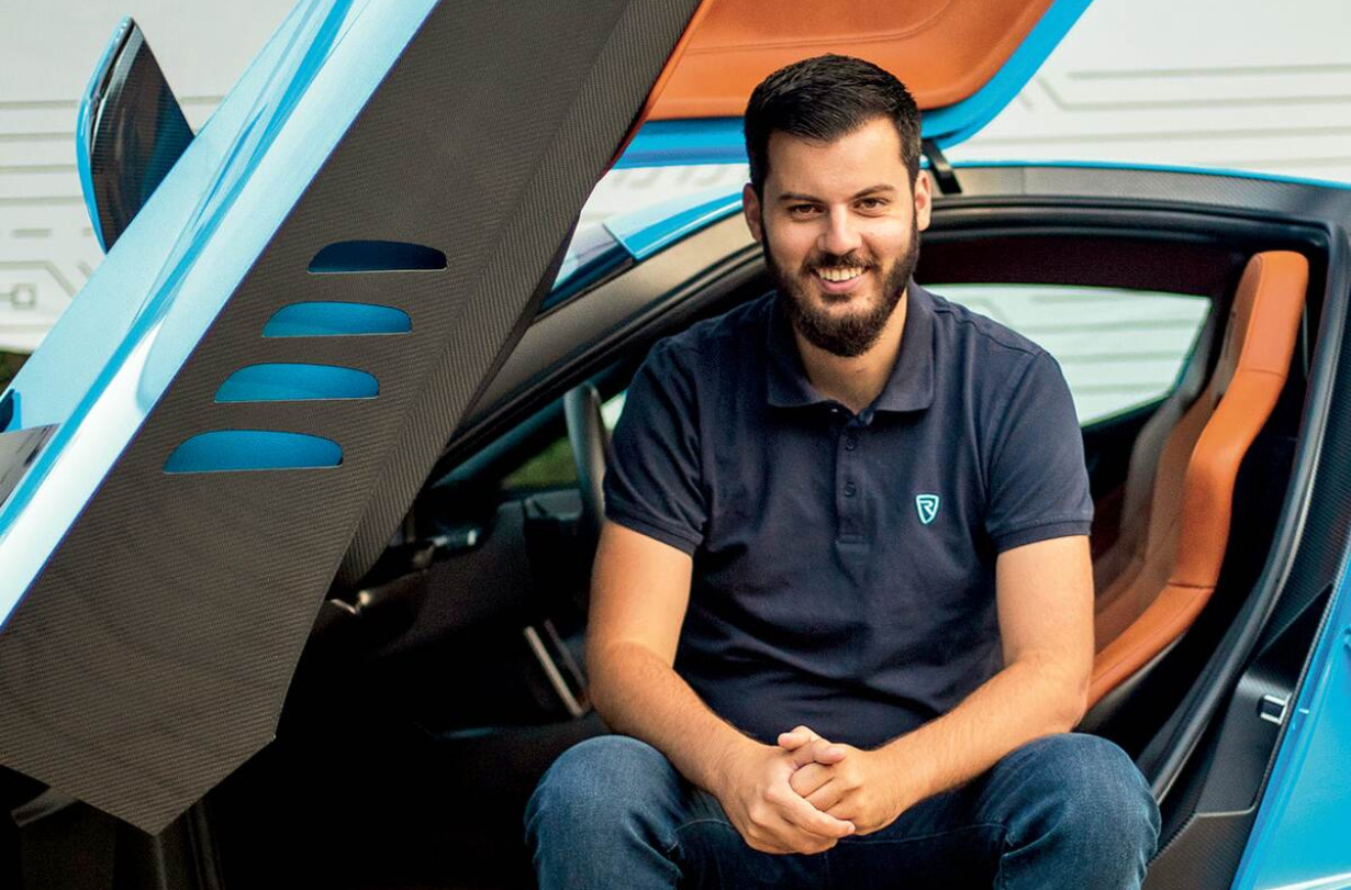 Ναι, έχουμε συνδέσει το όνομά του με το Nevera. Ο ίδιος πάντως προτιμά να παίρνει τακτικά δόσεις από έναν από τους πιο θρυλικούς V8 που φτιάχτηκαν ποτέ. Mate Rimac