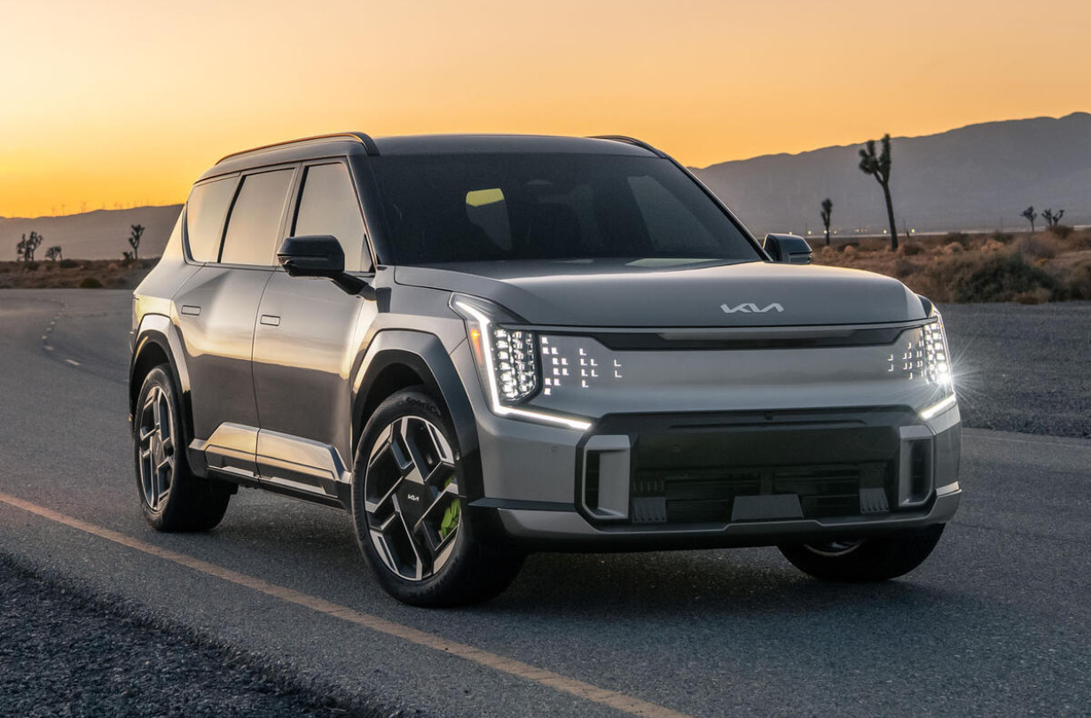 Και σαν να ακούμε στο βάθος τον Ακάλυπτο να αναφωνεί «κι οι παντρεμένοι έχουν ψυχή»! Και μπαλαντέζα! Kia EV9 GT