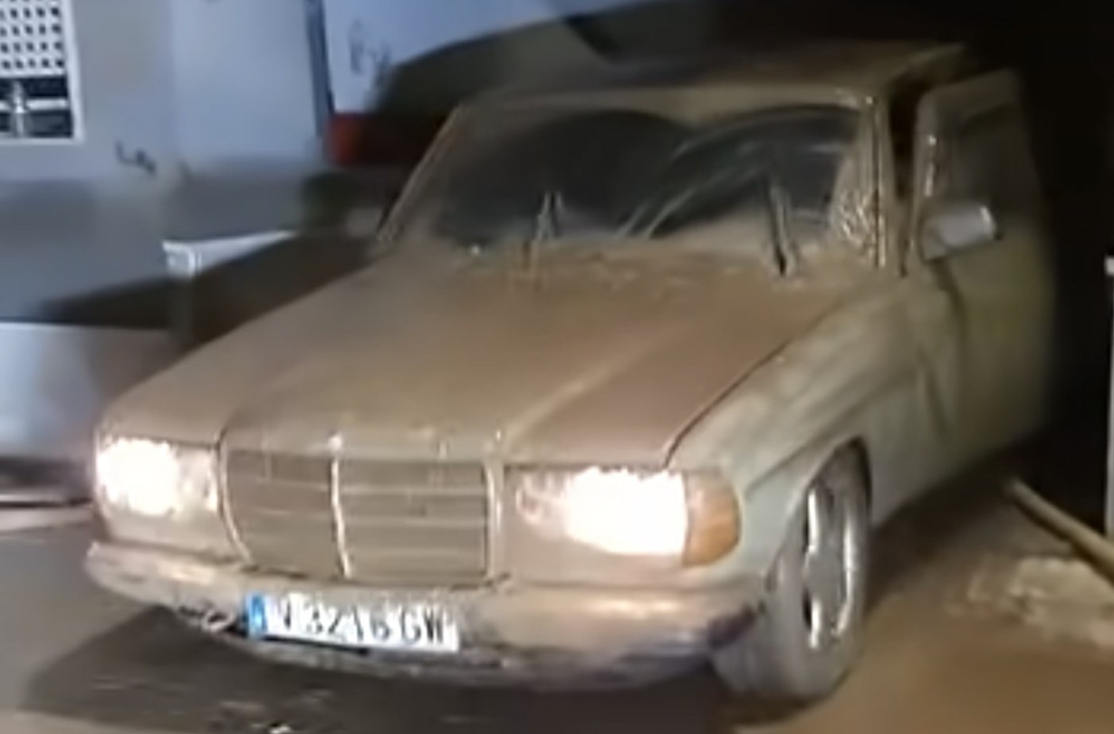 Για παλιά Merc δεν μιλάμε; Ε, σιγά που θα χαμπάριαζε μερικές μέρες βουτηγμένη στη λάσπη. Mercedes-Benz W123