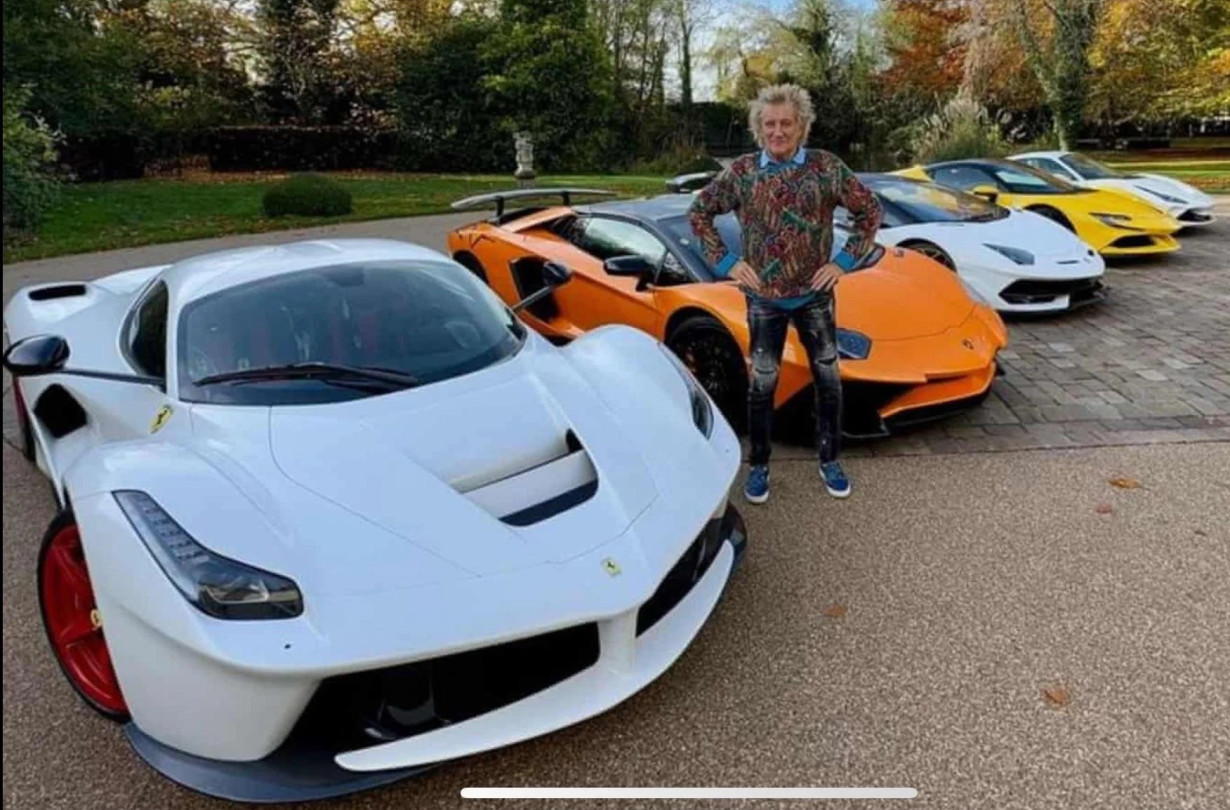 «Ε τι α κανς; Α κατς να μαλώεις; Πουλάς τις Ferrari κι ησυχάζεις», φαίνεται να σκέφτεται ο Rod Stewart. Rod Stewart