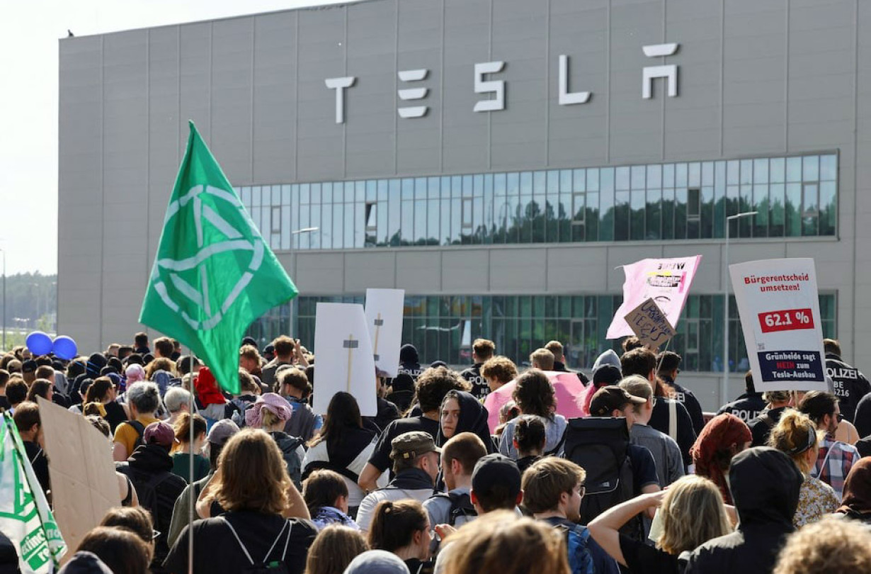 Οι διαμαρτυρίες οργανώνονται από την ομάδα Disrupt Tesla, η οποία υποστηρίζει ότι η επέκταση του εργοστασίου θα προκαλέσει σοβαρές περιβαλλοντικές επιπτώσεις, κυρίως σε δάση και υδατικούς πόρους. Tesla
