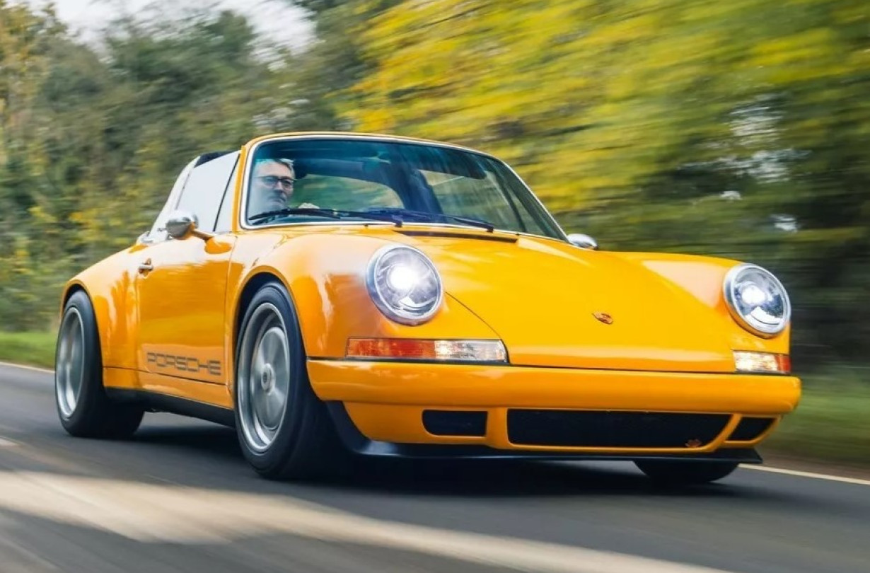 Η Theon δεν είπε κουβέντα για το πόσο κοστίζει το αριστούργημά της. Καλύτερα, θα μας χαλούσε την ονείρωξη. 911 Targa