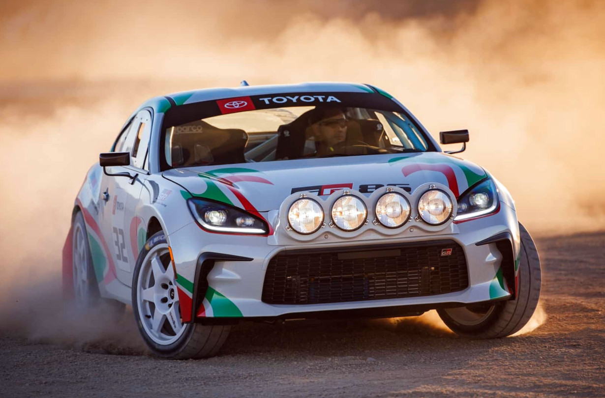 Το GR86 Rally Legacy δεν προορίζεται φυσικά για παραγωγή, αλλά η Toyota θα δώσει την ευκαιρία στους επισκέπτες της φετινής έκθεσης SEMA να το δουν από κοντά, μαζί με άλλα εντυπωσιακά πρωτότυπα μοντέλα της. Toyota GR86 Rally Legacy