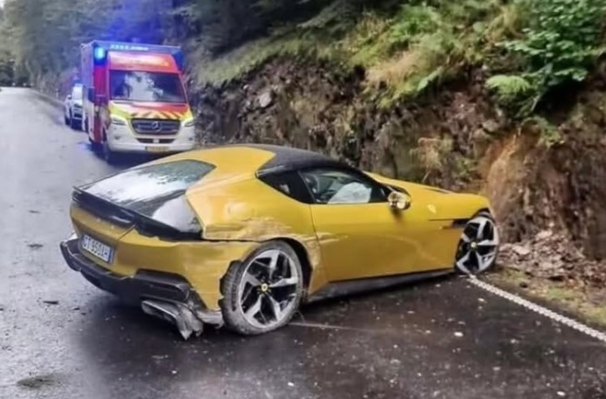 Ας ελπίσουμε ότι το Maranello έκανε μεικτή ασφάλιση στα δημοσιογραφικά του μοντέλα. Ferrari 12Cilindri