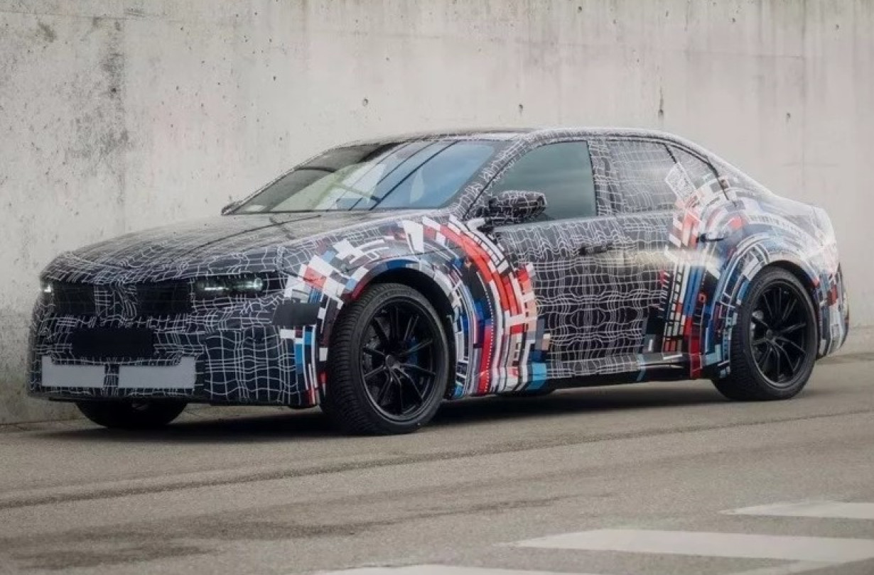 Με σχεδίαση που παραπέμπει στο ένδοξο παρελθόν κι άπειρη ισχύ, η ηλεκτρική M3 καταφτάνει με δόξα και τιμή. Neue Klasse