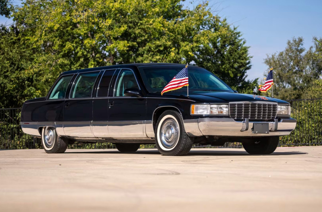 Όταν με το καλό αποκτήσεις την Cadillac Fleetwood, κάνε ένα τηλεφώνημα στον Τάσο Μπουγά για στιλιστικές συμβουλές. Θα σου χρειαστούν. Cadillac Fleetwood