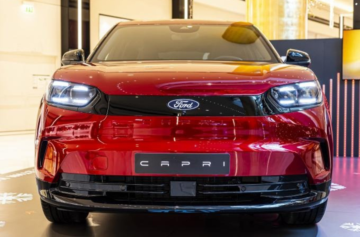 To Ford Capri είναι διαθέσιμο στην ελληνική αγορά σε εκδόσεις με μπαταρία ιόντων λιθίου τυπικής ή εκτεταμένης χωρητικότητας Ford Capri