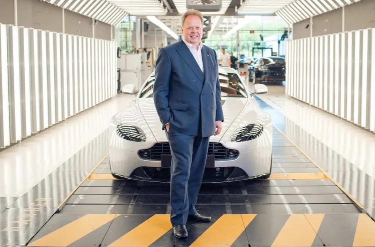 Μπορεί να κάνει καριέρα στην Aston Martin εδώ και μια δεκαετία, αλλά φέρει μερίδιο στην εξάπλωση των ηλεκτρικών. υβριδικά