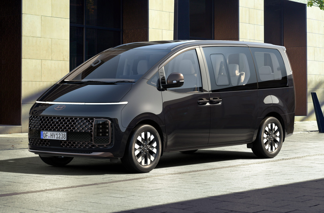 Το νέο Hyundai Staria διατίθεται ήδη στην ελληνική αγορά σε δύο εκδόσεις ξεκινώντας από τις €50.990 Hyundai Staria