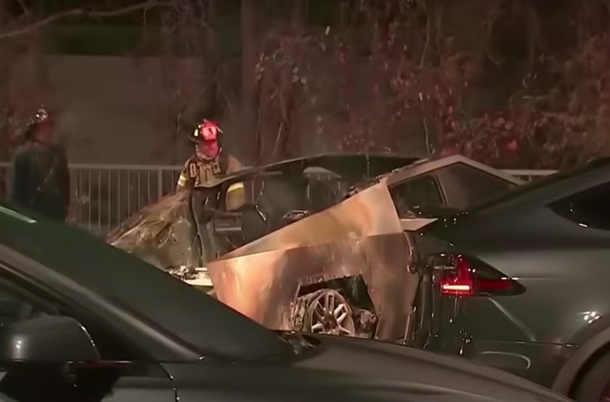 Η ιδιαίτερη αισθητική του ή η συνεργασία του Musk με τον Trump είναι η αιτία των κακόβουλων πράξεων; Tesla Cybertruck