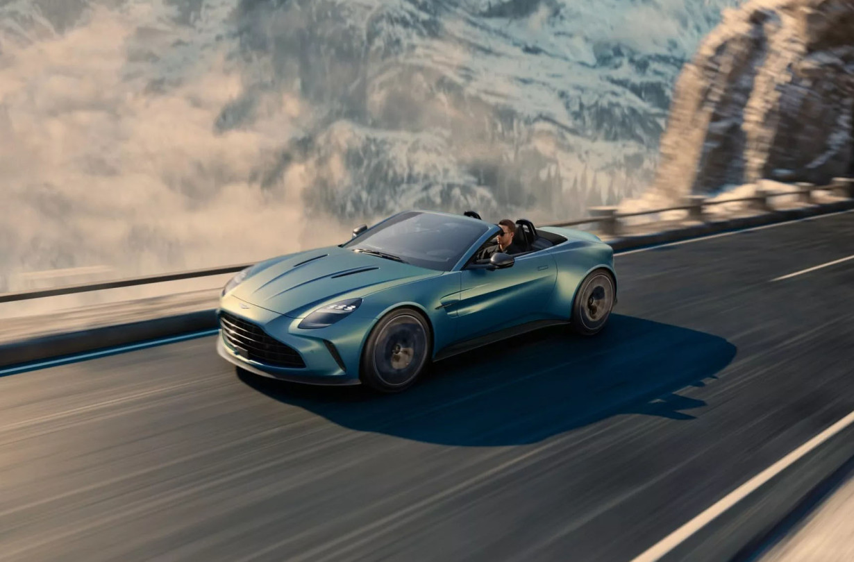 Κάτω από το καπό της νέας Aston Martin Vantage Roadster φιλοξενείται ένας 4λιτρος κινητήρας V8 twin-turbo. Με ισχύ 656 ίππων και ροπή 800 Nm. Aston Martin Vantage Roadster