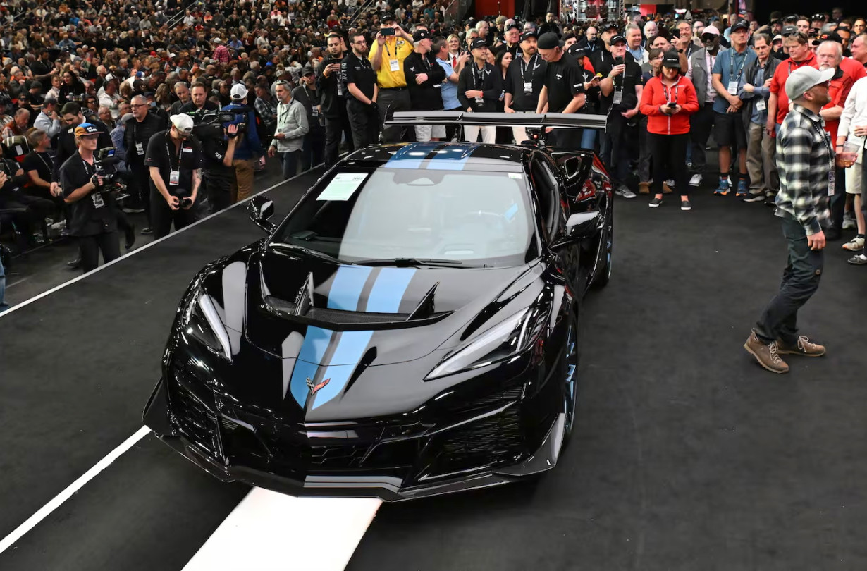 Κάτω από το καπό της Chevrolet Corvette ZR1 υπάρχει ένας διτούρμπινος 5,5λιτρος LT7 V8 με 1.064 ίππους και 1.122 Nm. Chevrolet Corvette ZR1