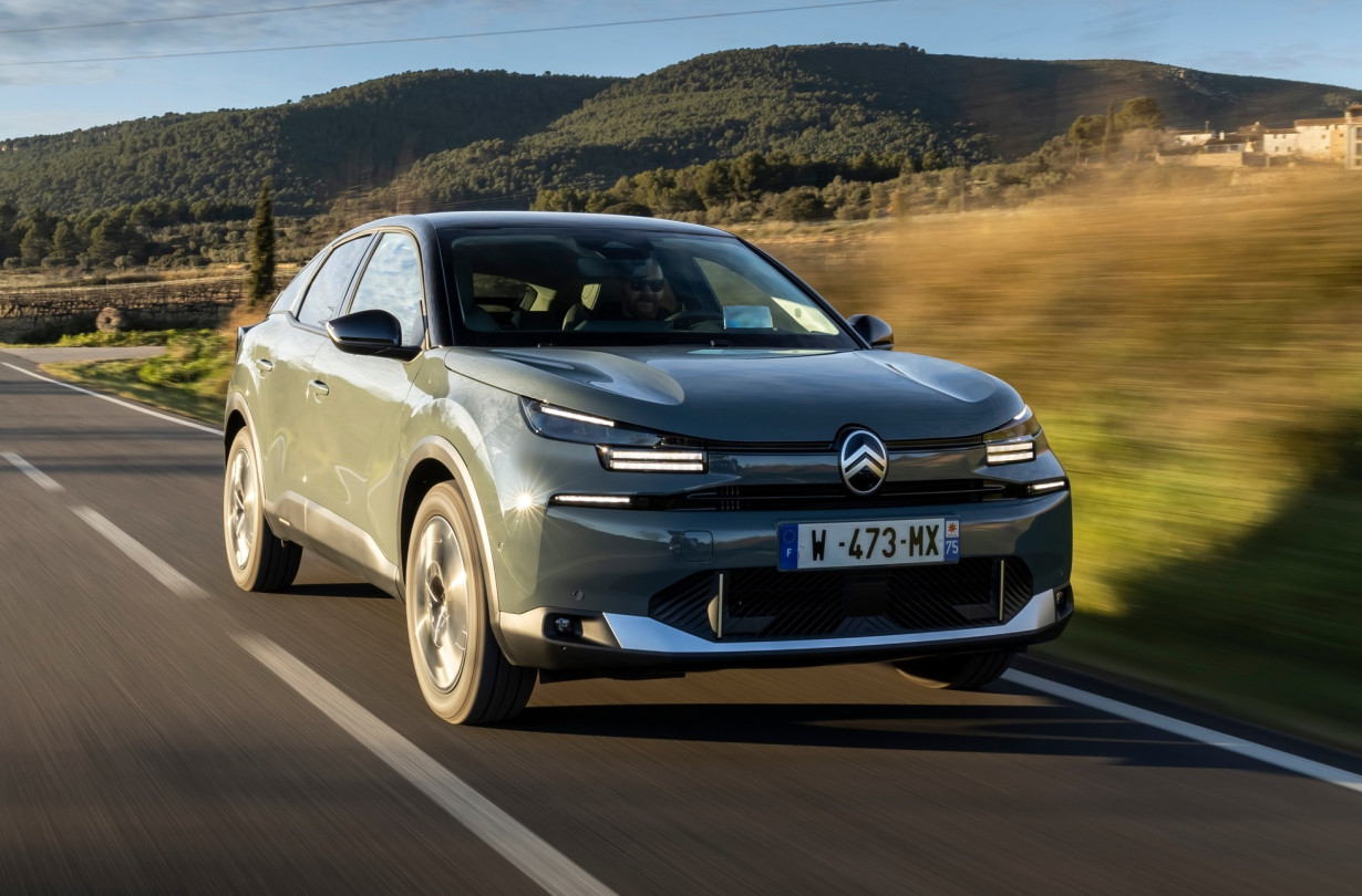 Τα ανανεωμένα Citroën C4 και C4 X ξεκινούν από €23.900 και €25.900, αντίστοιχα Citroën C4