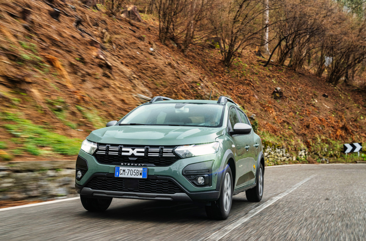 Ο CEO της Dacia, Denis Le Vot δεν απέκλεισε να δούμε και μια φουλ υβριδική έκδοση του Dacia Sandero, ακόμα και πριν το πέρασμα στην επόμενη γενιά Dacia Sandero Stepway