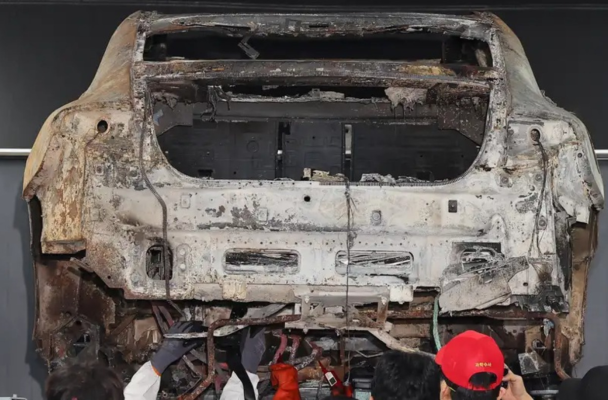 Τα EV εμπλέκονται σε 25 πυρκαγίες ανά 100.000 πωλήσεις. Αν όμως η φωτιά μεταφερθεί στην μπαταρία, τα πράγματα γίνονται πολύ δύσκολα EV on Fire