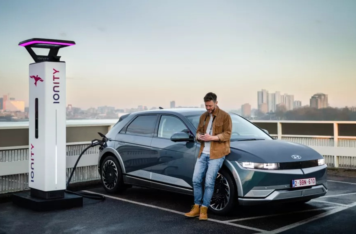 Σκοπός της Hyundai είναι να ξεκινήσει τις πρώτες δοκιμές των μπαταριών στερεάς κατάστασης σε αυτοκίνητα μέσα στο 2025 Hyundai Ioniq 5 Charging