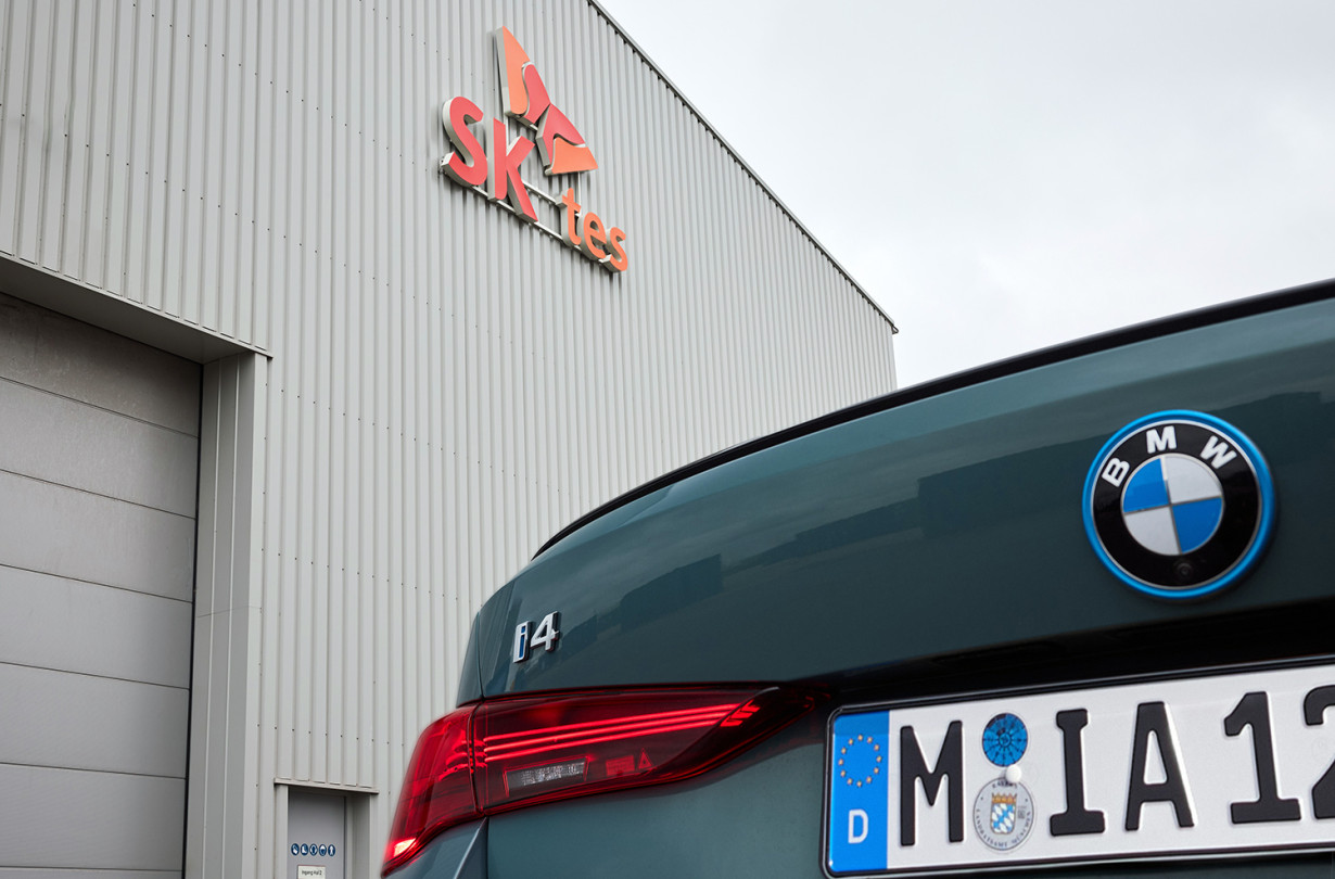 Η στρατηγική του BMW Group βασίζεται στις αρχές Re:Think, Re:Duce, Re:Use, Re:Cycle, διασφαλίζοντας ότι τα υλικά των οχημάτων μπορούν να επαναχρησιμοποιηθούν στο τέλος του κύκλου ζωής τους. BMW
