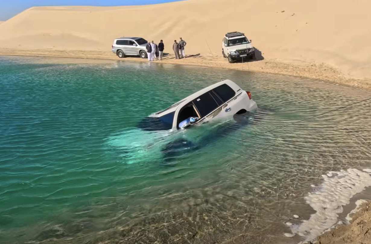 Ενώ στα δικά μας Θεοφάνεια γίνεται χαμός ποιος θα πρωτοπιάσει τον σταυρό, εκεί απλώς παράτησαν το Land Cruiser κι έφυγαν. Land Cruiser