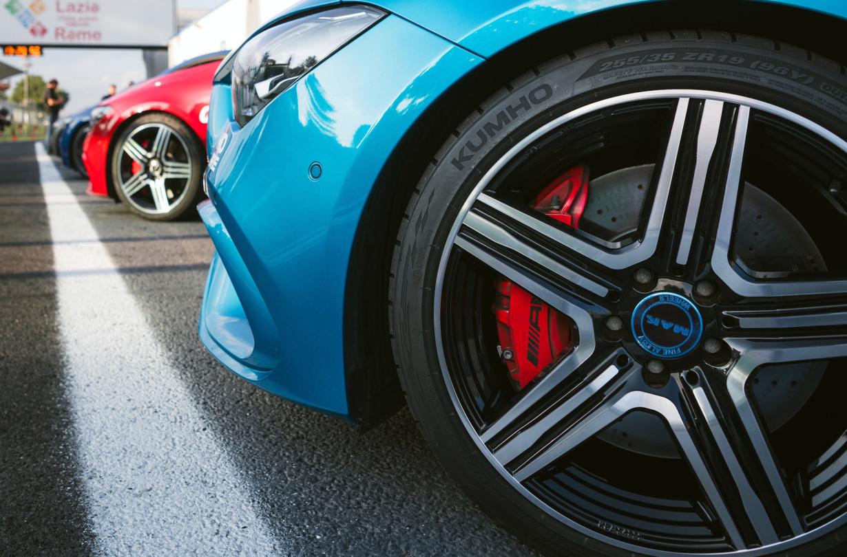 Το Ecsta Sport PS72 αναμένεται να κυκλοφορήσει στην ελληνική αγορά την άνοιξη του 2025, με διαθεσιμότητα σε 56 διαστάσεις, καλύπτοντας ζάντες από 17 έως 21 ίντσες. Kumho