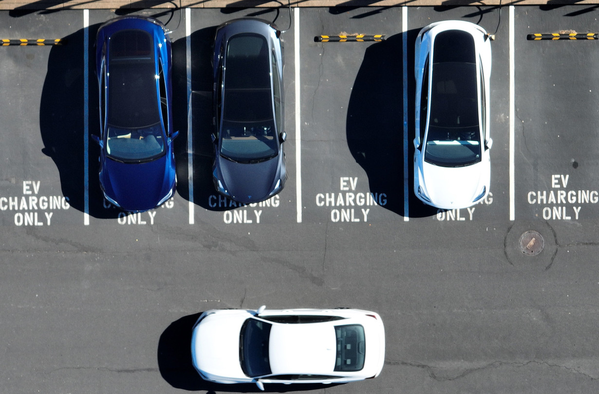 Η καθυστέρηση στους στόχους εκπομπών CO2 θα επιβραδύνει την πρόοδο στην ηλεκτροκίνηση και το μέλλον της Ευρώπης στην καινοτομία. EV cars europe