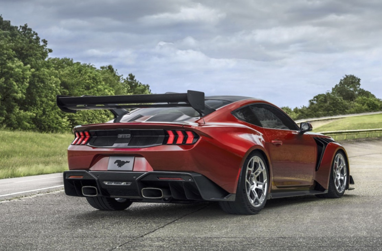 Όσο επεκτείνεται η ηλεκτροκίνηση, όλο και περισσότεροι θα είναι πρόθυμοι να πληρώσουν το κάτι παραπάνω για ένα old school θερμικό σούπερκαρ. Mustang GTD